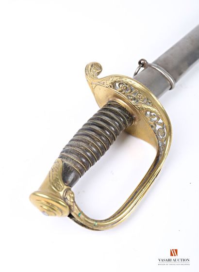 null Sabre d'officier modèle 1845, belle lame courbe de 73 cm, monture laiton à une...