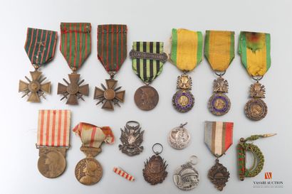null Ordres et décorations ;

1) Croix de guerre 1914-1917, trois exemplaires, ruban...