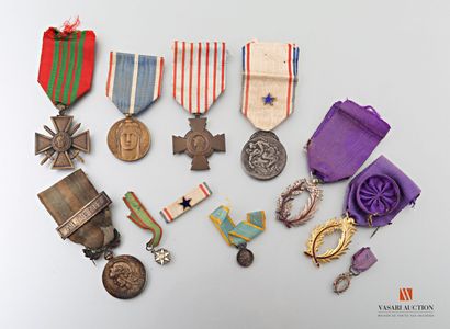null Ordres et décorations ; 

1) Croix de guerre 1939, ruban36 mm,

2) Croix du...