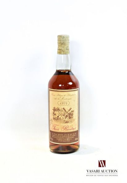 null 1 bouteille	Vieux Rhum Agricole TROIS RIVIÈRES 		1974

	70 cl - 45°. Et. tachée....