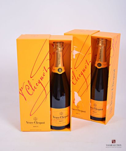 null 2 Bottles Champagne VEUVE CLICQUOT Brut

	Presentation and level, impeccable....