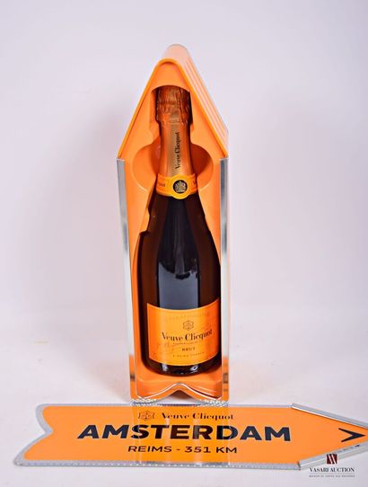 null 1 Bottle Champagne VEUVE CLICQUOT "AMSTERDAM" Brut

	Original presentation in...