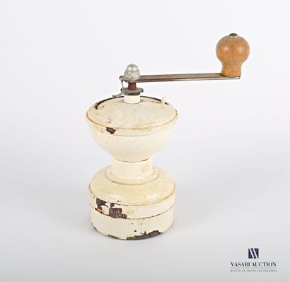 null PEUGEOT Brothers 

Pepper mill in cream lacquered metal of diabolo form, the...