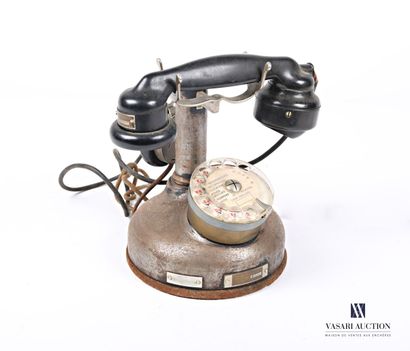 null Téléphone à poser, le combiné marqué BCI modèle 1932 Marché du 24.11.1932, l'écouteur...