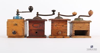 null Lot de quatre moulins à poivre miniatures en bois dont l'un de marque Grulet

(usures...
