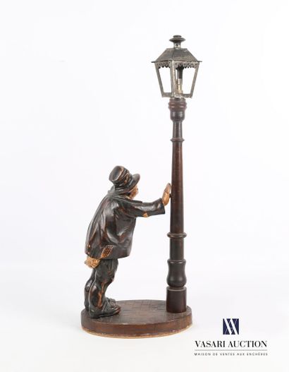null Lampe en bois sculpté figurant un ivrogne s'appuyant contre un lampadaire.

Travail...