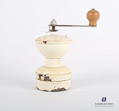 null PEUGEOT Brothers 

Pepper mill in cream lacquered metal of diabolo form, the...