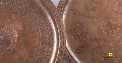 null Lot en cuivre et laiton comprenant quatre bols à décor de motifs calligraphiques...