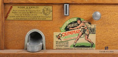 null Distributeur automatique de chewing-gum de marque Olympiad présentant une caisse...