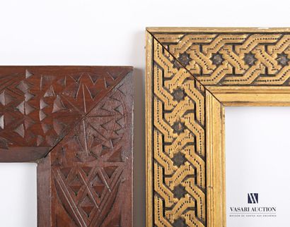 null Lot comprenant deux cadres, le premier en bois sculpté à décor de motifs géométriques...