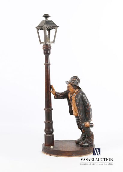 null Lampe en bois sculpté figurant un ivrogne s'appuyant contre un lampadaire.

Travail...
