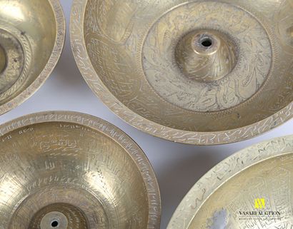 null Lot en cuivre et laiton comprenant quatre bols à décor de motifs calligraphiques...