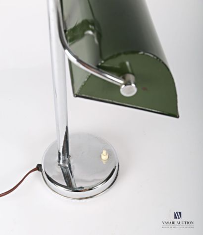 null Lampe de bureau en métal chromé posant sur une base ronde présentant l'interrupteur,...