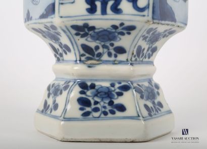 null Chine, Dynastie Qing, Période Kangxi (1662-1722) 

Deux vases de forme balustre...