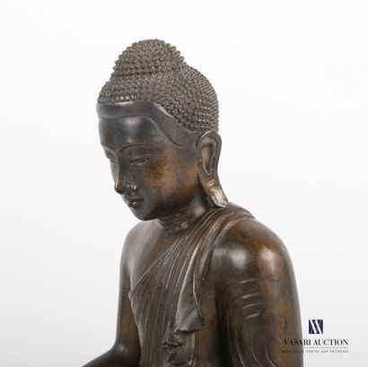null NEPAL

Bouddha assis en position de méditation sur un socle lotiforme, faisant...