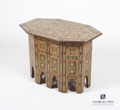 null Oblong coffee table in marquetry, the octagonal tray decorated with reserves...