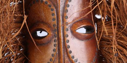 null REPUBLIQUE CENTRAFRICAINE

Sculpture d'une tête stylisée en ivoire teintée décorée...