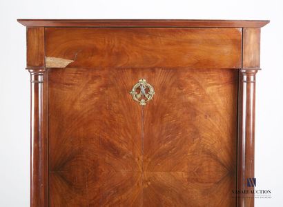 null Mahogany and mahogany veneer desk, the upper part opens in front of a drawer...