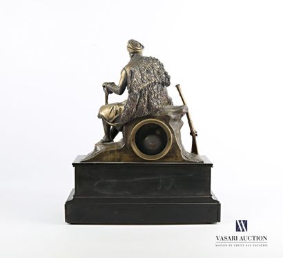 null Pendule en bronze, le cadran de forme ronde marqué Auguste Noël à Paris indique...