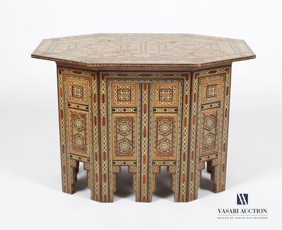 null Oblong coffee table in marquetry, the octagonal tray decorated with reserves...