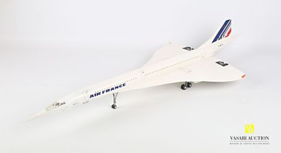 null Plastic model of Concorde with landing gear

(small wear to the decoration)

Length...