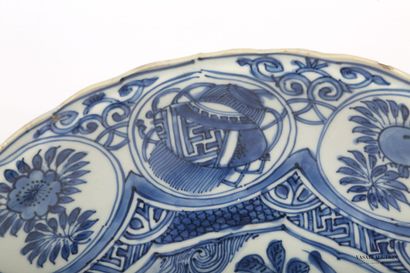null China, Qing Dynasty, Kangxi period (1662-1722)

A round porcelain dish with...