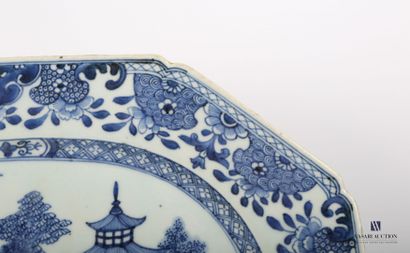 null China, India Company, 18th century

Porcelain dish with contoured edge, decorated...
