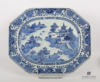 null China, India Company, 18th century

Porcelain dish with contoured edge, decorated...
