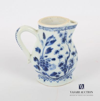 null China, Qing Dynasty, Kangxi period (1662-1722) for export

Small porcelain pot-pourer...
