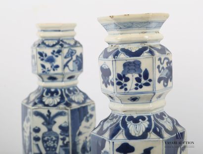 null Chine, Dynastie Qing, Période Kangxi (1662-1722) 

Deux vases de forme balustre...