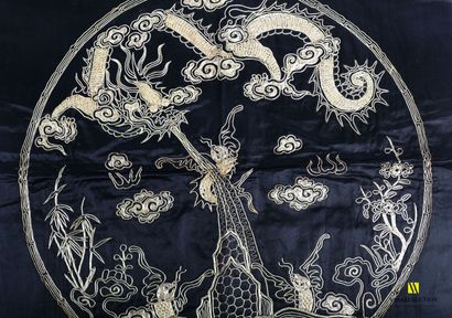 null CHINE

Deux broderies sur soie présentant des dragons dans des médaillons 

L'un...