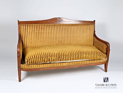 null Bench in natural wood, the backrest is topped by a pediment decorated with scrolls....