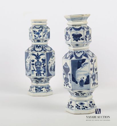 null China, Qing Dynasty, Kangxi period (1662-1722) 

Two vases of baluster and hexagonal...