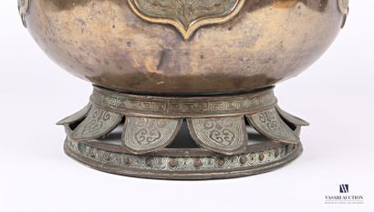 null Brass bowl, the body is hemmed with a frieze of concentric motifs in border...