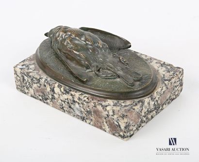 null Subject in bronze with brown patina representing a dead bird on an oval board....