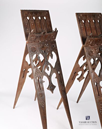 null Pair of retractable Syrian trestles in molded and carved wood decorated with...