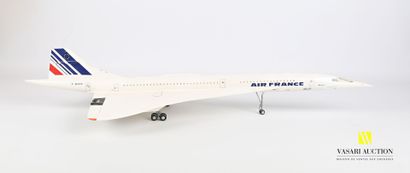 null Plastic model of Concorde with landing gear

(small wear to the decoration)

Length...