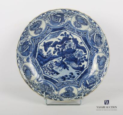 null China, Qing Dynasty, Kangxi period (1662-1722)

A round porcelain dish with...