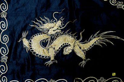 null CHINE

Broderie sur soie présentant un dragon dans un médaillon en rappel dans...