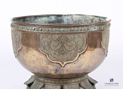 null Brass bowl, the body is hemmed with a frieze of concentric motifs in border...