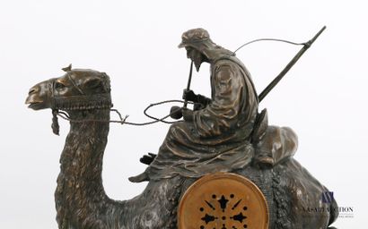 null Pendule en bronze figurant un cavalier fumant une pipe et portant un moukalah...