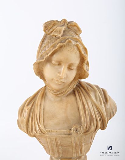 null École française du XIXème siècle

Buste d'élégante à la rose

Sculpture en marbre...