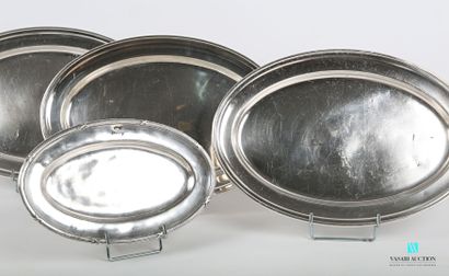 null Platerie en métal argenté comprenant une suite de trois plats ovale, la bordure...