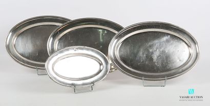 null Platerie en métal argenté comprenant une suite de trois plats ovale, la bordure...