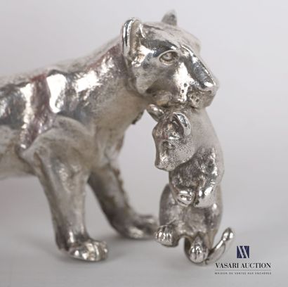 null Silver subject representing a lioness carrying in its mouth its cub.

Weight...