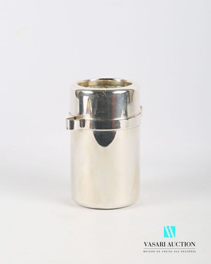 null Bottle bucket in silver plated metal on a flat bottom, the body of plain tubular...