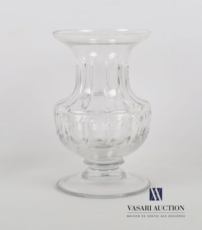 null Vase en cristal de forme balustre , le col resserré à décor d'une frise de dards,...