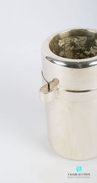 null Bottle bucket in silver plated metal on a flat bottom, the body of plain tubular...