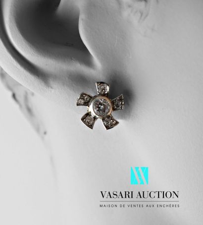 null Pair of earrings in white gold 750 thousandths in the form of stylized flowers...