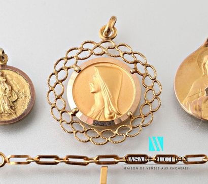 null Lot en métal doré comprenant deux broches, onze médailles et un bracelet go...